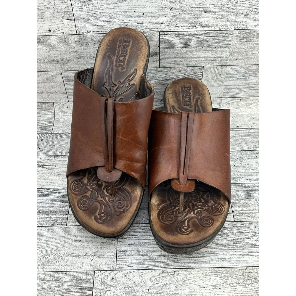 Born Brown Leather Tooled Footbed Thong Wedge Sandals B89626 Women Sz US8 EU39